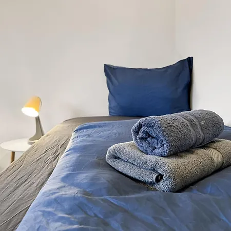 Feworld - 2 - Near Train Station - Free Parking Apartment