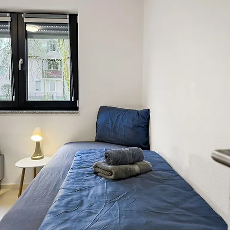 Feworld - 2 - Near Train Station - Free Parking Apartment *