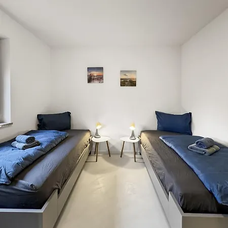 Feworld - 2 - Near Train Station - Free Parking Apartment *