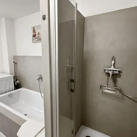 Feworld - 2 - Near Train Station - Free Parking Apartment