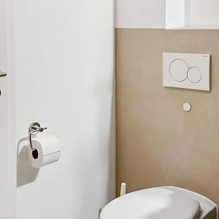 Feworld - 2 - Near Train Station - Free Parking *