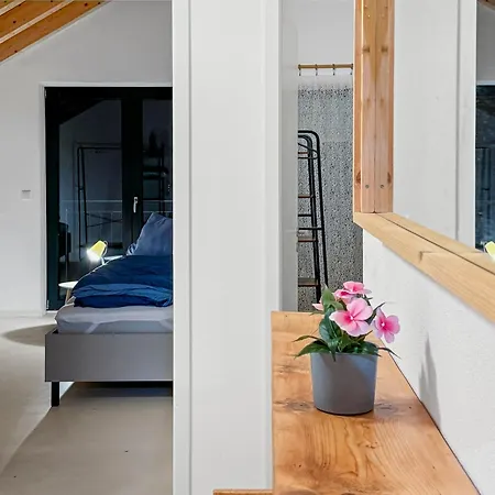 Feworld - 2 - Near Train Station - Free Parking Apartment