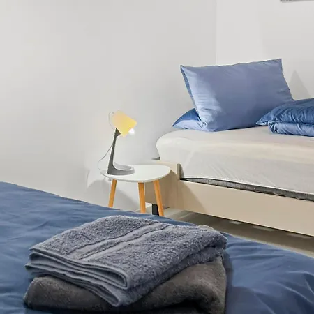Feworld - 2 - Near Train Station - Free Parking Apartment