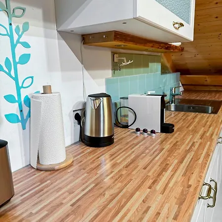 Feworld - 2 - Near Train Station - Free Parking Apartment *
