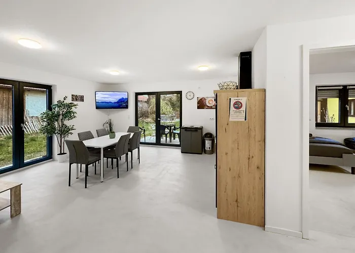 Feworld - 2 - Near Train Station - Free Parking * פריילאסינג
