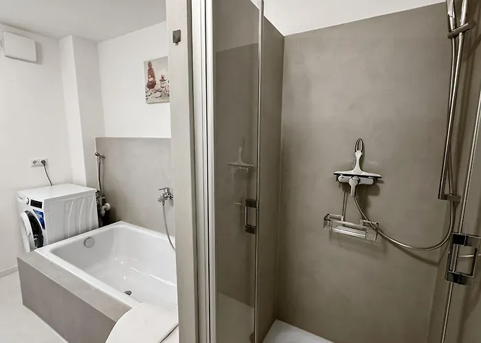 Feworld - 2 - Near Train Station - Free Parking דירה